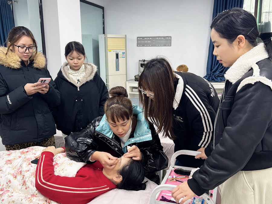 在南寧學紋繡，解鎖美業(yè)新技能