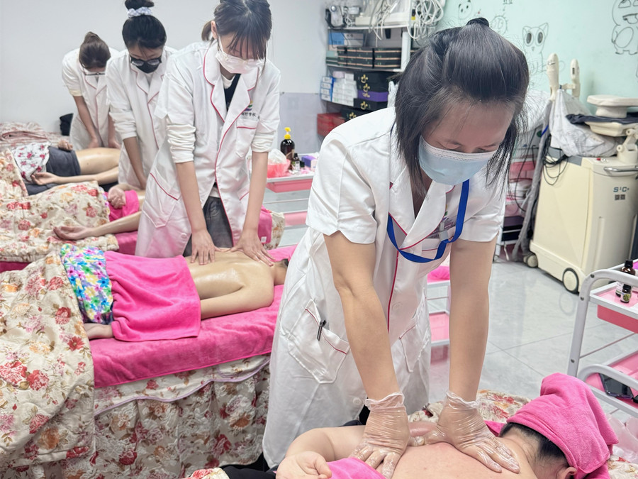 肩胛骨按摩真人實(shí)操，南寧美容培訓(xùn)練習(xí)