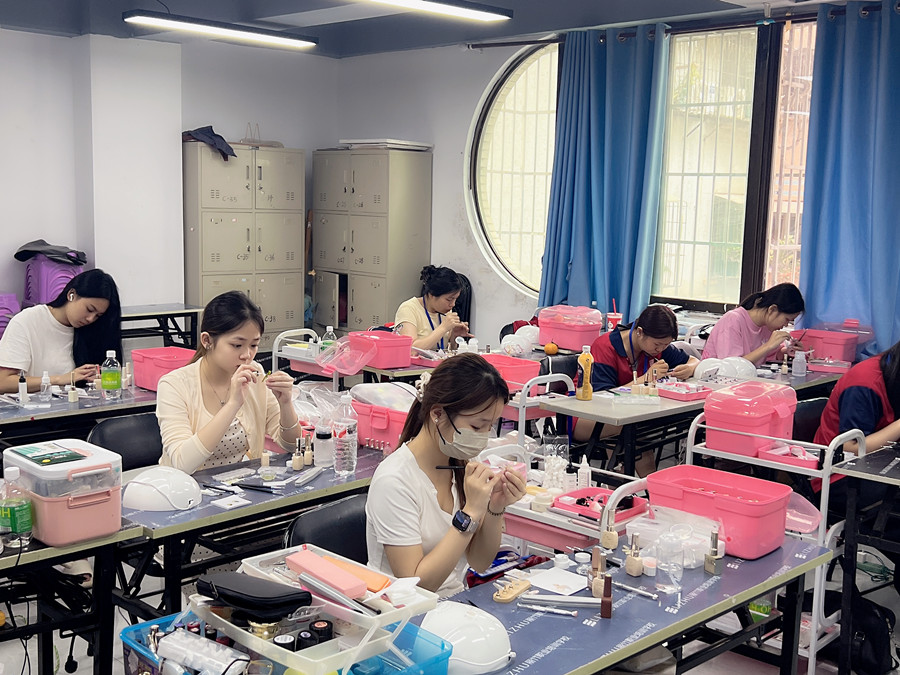 零基礎(chǔ)學(xué)美甲，從手忙腳亂到從容下筆